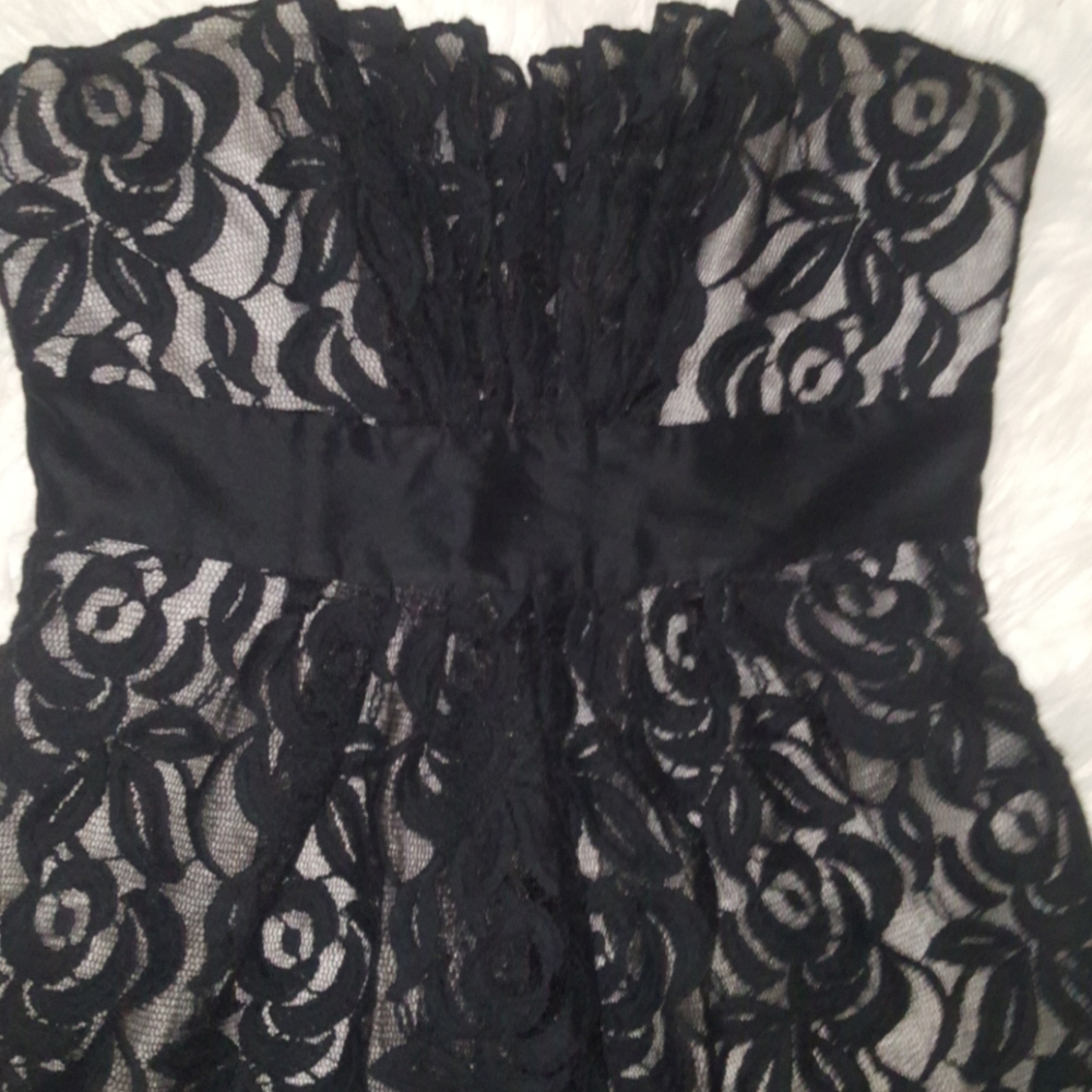 FREE WITH PURCHASE WHITE HOUSE BLACK BLACK MARKET COCKTAIL DRESS